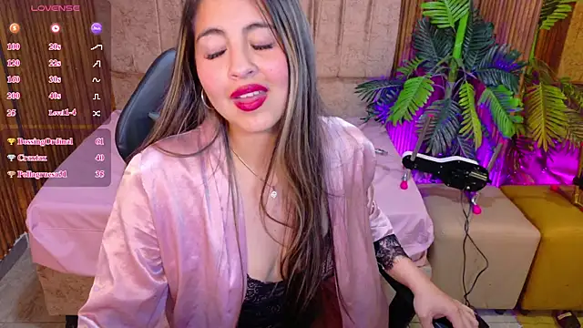 Snapshot of juanita_tay chatting on 07.28.26 juanita tay online show from 07.28.26