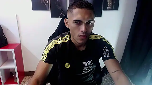 Snapshot of Derek_Storm_ chatting on 11.08.25 Derek Storm online show from 11.08.25