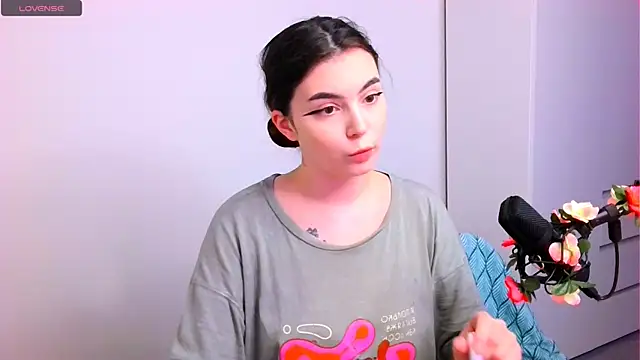 Snapshot of peachyness chatting on 12.01.25 peachyness online show from 12.01.25