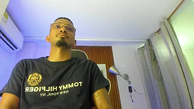 Snapshot of Darwin_mayo chatting on 05.16.26 Darwin mayo online show from 05.16.26