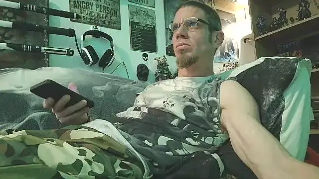 Snapshot of TomXXII chatting on 10.28.25 TomXXII online show from 10.28.25