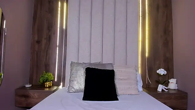 LucySalvatore  online show from 09.13.25