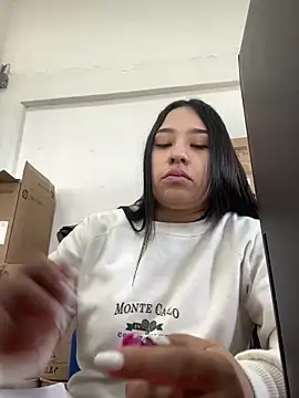 Snapshot of BELLAALEJA chatting on 12.16.25 BELLAALEJA online show from 12.16.25