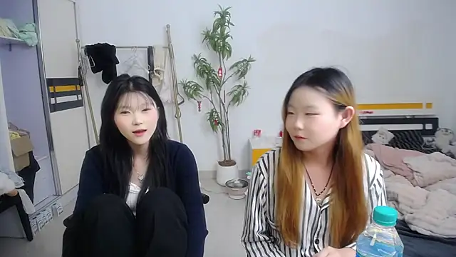 Snapshot of Babygirls523 chatting on 10.17.25 Babygirls523 online show from 10.17.25