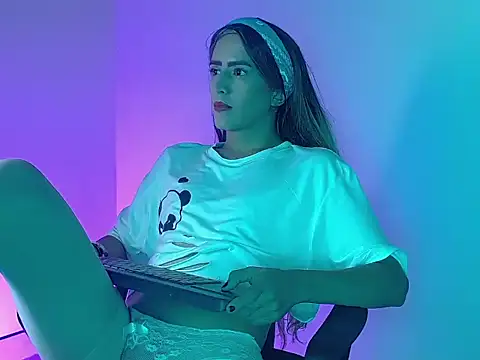 Snapshot of everly_monroe chatting on 10.17.25 everly monroe online show from 10.17.25
