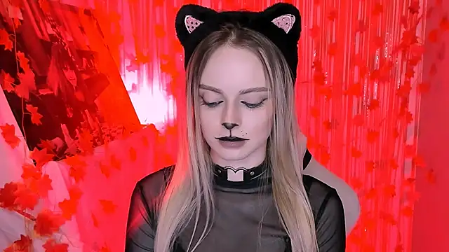 Snapshot of JuliaBrewwer chatting on 10.31.25 JuliaBrewwer online show from 10.31.25