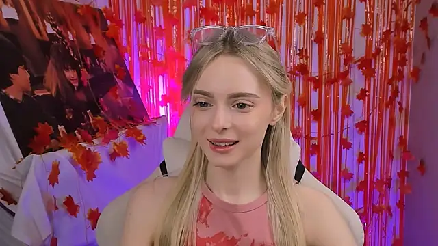 Snapshot of JuliaBrewwer chatting on 11.21.25 JuliaBrewwer online show from 11.21.25