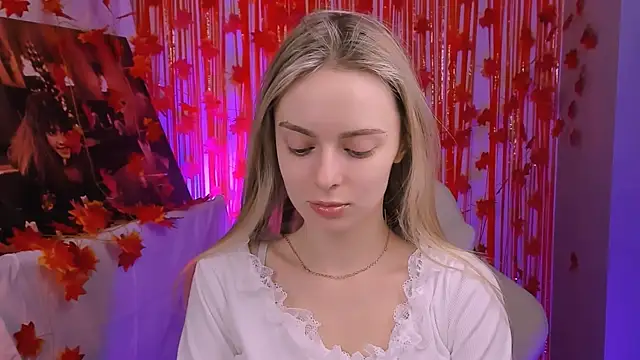 Snapshot of JuliaBrewwer chatting on 12.03.25 JuliaBrewwer online show from 12.03.25