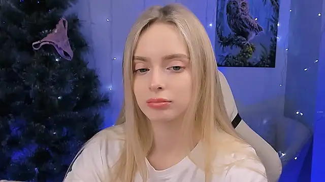 Snapshot of JuliaBrewwer chatting on 12.19.25 JuliaBrewwer online show from 12.19.25