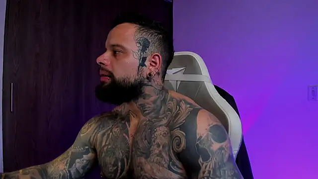 Snapshot of natevillage chatting on 10.04.25 natevillage online show from 10.04.25