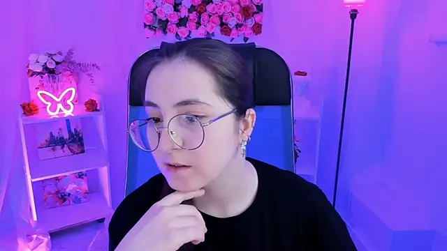 Snapshot of VirtuallVoyant chatting on 10.20.25 VirtuallVoyant online show from 10.20.25