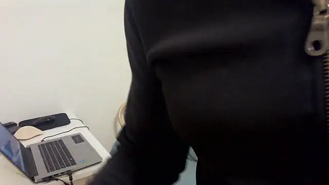 Snapshot of Swegay12-Exhi chatting on 10.28.25 Swegay12-Exhi online show from 10.28.25