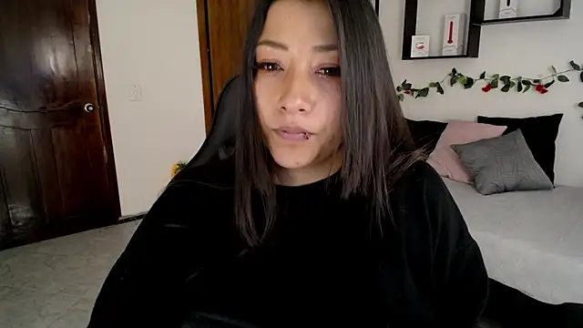 Mia 1120 online show from 10.23.25