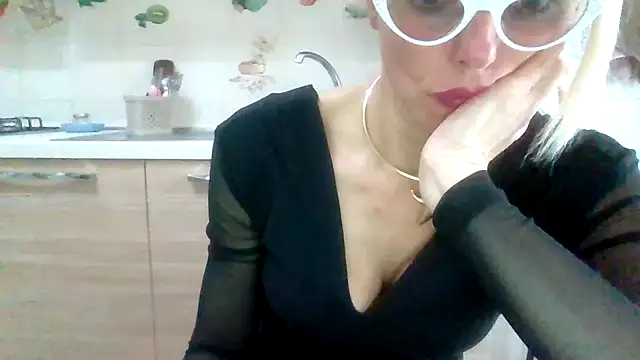 Snapshot of Kelly80 chatting on 04.26.26 Kelly80 online show from 04.26.26