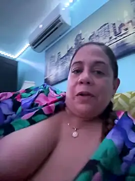 Snapshot of PrettyKittyMia chatting on 10.08.25 PrettyKittyMia online show from 10.08.25