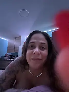 Snapshot of PrettyKittyMia chatting on 12.22.25 PrettyKittyMia online show from 12.22.25