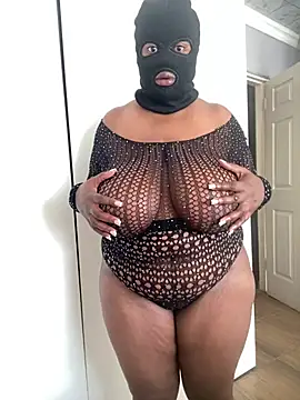 Snapshot of curvywithbigtitties chatting on 07.29.26 curvywithbigtitties online show from 07.29.26
