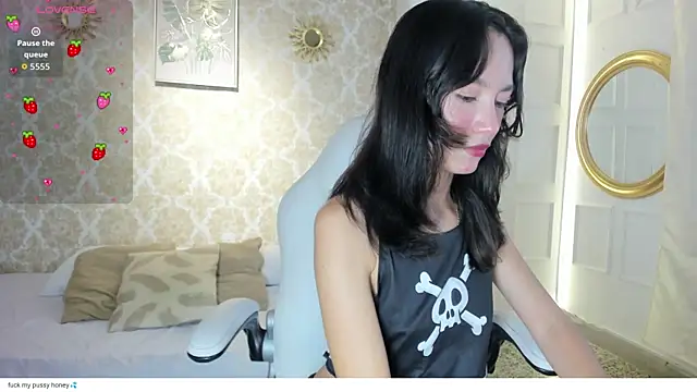 Snapshot of LilyThea chatting on 05.29.26 LilyThea online show from 05.29.26