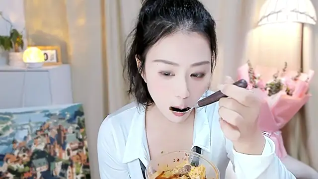 Snapshot of lumi65 chatting on 10.08.25 lumi65 online show from 10.08.25