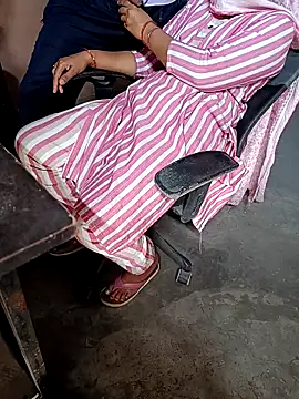 Snapshot of SIMRANSONU26 chatting on 04.15.26 SIMRANSONU26 online show from 04.15.26