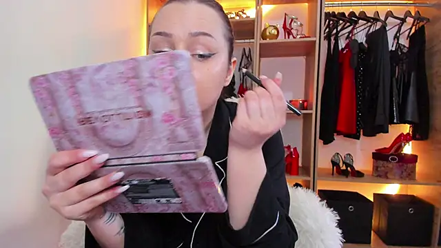 Snapshot of XynthiaHS chatting on 11.15.25 XynthiaHS online show from 11.15.25