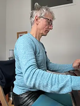 Snapshot of SexyLeon8 chatting on 02.11.26 SexyLeon8 online show from 02.11.26