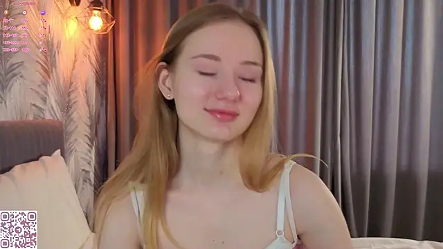Snapshot of ElvinaRose chatting on 04.18.26 ElvinaRose online show from 04.18.26
