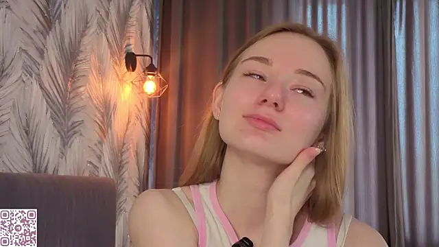 Snapshot of ElvinaRose chatting on 05.15.26 ElvinaRose online show from 05.15.26