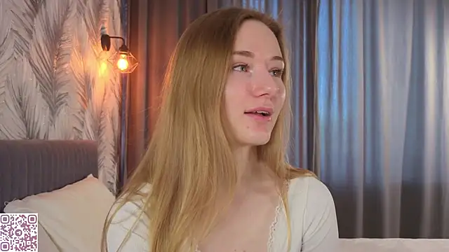 Snapshot of ElvinaRose chatting on 05.16.26 ElvinaRose online show from 05.16.26