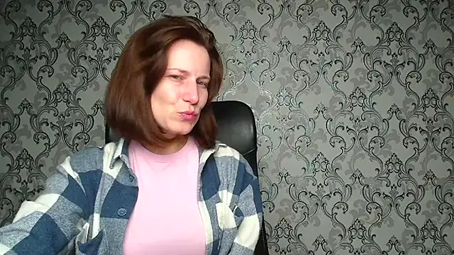 Snapshot of Kelly_Kisss chatting on 12.20.25 Kelly Kisss online show from 12.20.25