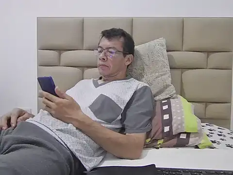 skinnylatino51 online show from 04.22.26