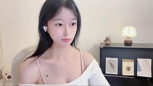 Snapshot of Onechestnut chatting on 10.11.25 Onechestnut online show from 10.11.25