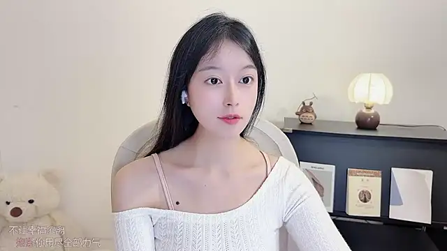 Snapshot of Onechestnut chatting on 10.12.25 Onechestnut online show from 10.12.25