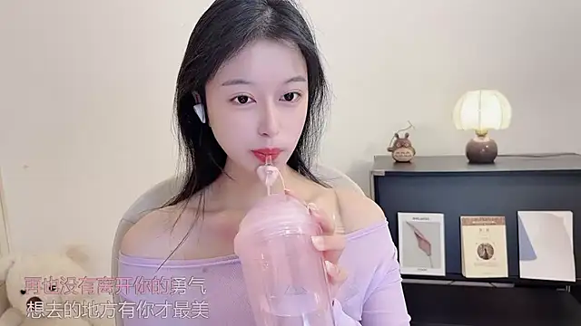 Snapshot of Onechestnut chatting on 10.12.25 Onechestnut online show from 10.12.25