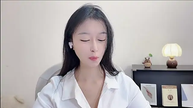 Snapshot of Onechestnut chatting on 10.17.25 Onechestnut online show from 10.17.25