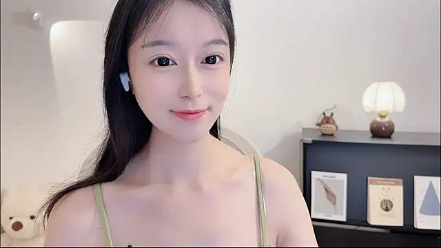 Snapshot of Onechestnut chatting on 10.26.25 Onechestnut online show from 10.26.25