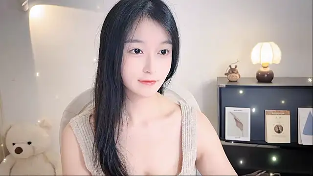 Snapshot of Onechestnut chatting on 11.08.25 Onechestnut online show from 11.08.25