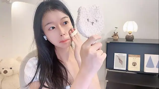 Snapshot of Onechestnut chatting on 11.13.25 Onechestnut online show from 11.13.25