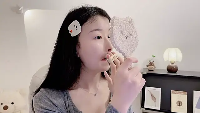 Snapshot of Onechestnut chatting on 11.23.25 Onechestnut online show from 11.23.25