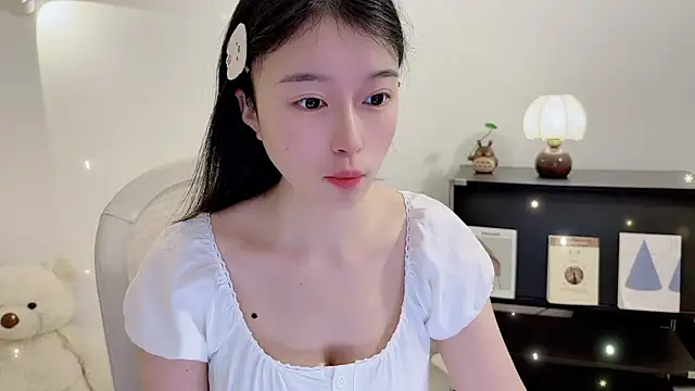 Snapshot of Onechestnut chatting on 11.26.25 Onechestnut online show from 11.26.25