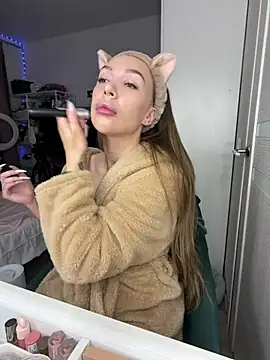 AlysonHuxley  online show from 02.07.26