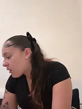 Snapshot of babykalirose chatting on 10.31.25 babykalirose online show from 10.31.25