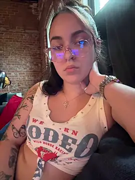 Snapshot of babykalirose chatting on 06.17.26 babykalirose online show from 06.17.26