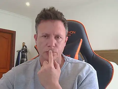 Snapshot of TroyDieselXXX chatting on 11.09.25 TroyDieselXXX online show from 11.09.25