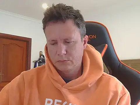 Snapshot of TroyDieselXXX chatting on 11.12.25 TroyDieselXXX online show from 11.12.25