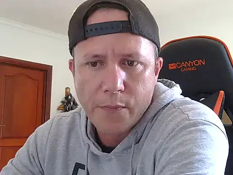 Snapshot of TroyDieselXXX chatting on 12.18.25 TroyDieselXXX online show from 12.18.25