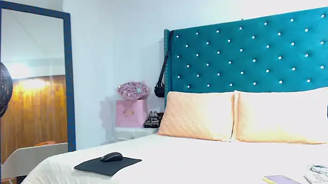 Snapshot of KimScarleth chatting on 12.17.25 KimScarleth online show from 12.17.25