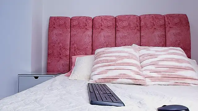 emmacurvy online show from 11.11.25