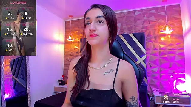 Snapshot of LexiVie_ chatting on 10.04.25 LexiVie online show from 10.04.25