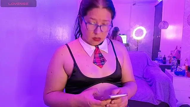 Snapshot of scarlett_widow_ chatting on 05.12.26 scarlett widow online show from 05.12.26